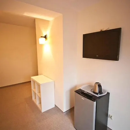 Bursztynowa 13 *